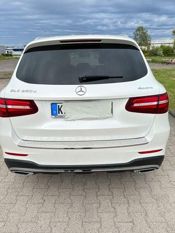 Weiß Gebraucht 2016 Mercedes GLC250 AMG line SUV | 27.100 € (Guter Preis) - Bild 1/4