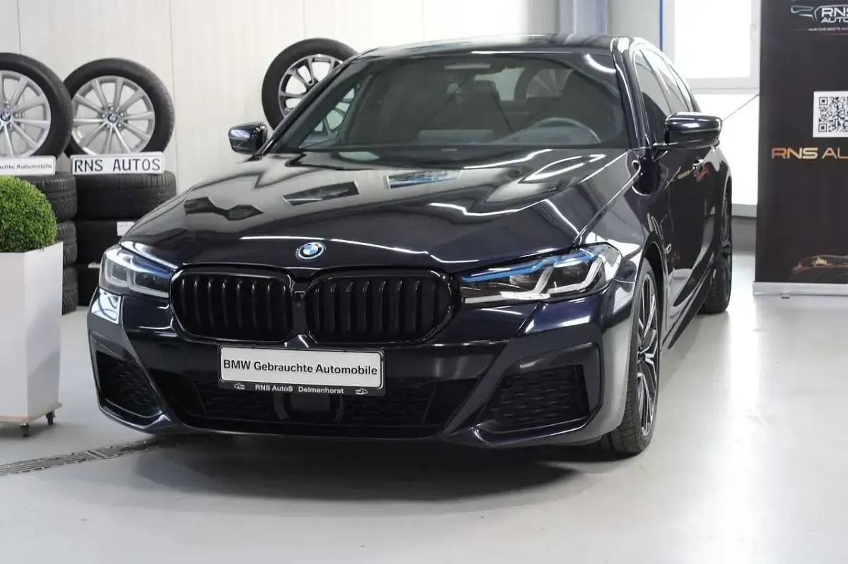 Gebraucht BMW 545e Performance 394 PS (289 kW) 2022 Schwarz Limousine