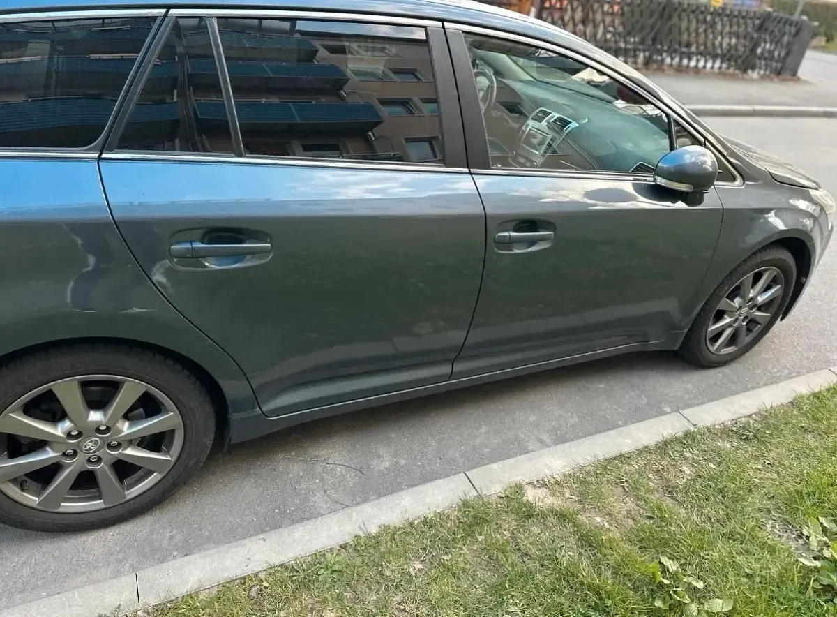 Gebraucht Toyota Avensis 150 PS (110 kW) 2012 Blau Kombi