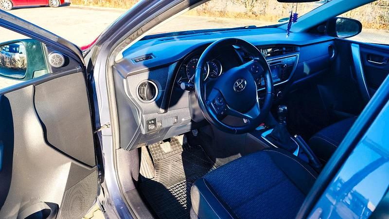 Gebraucht Toyota Auris 132 PS (97 kW) 2014 Grau Limousine