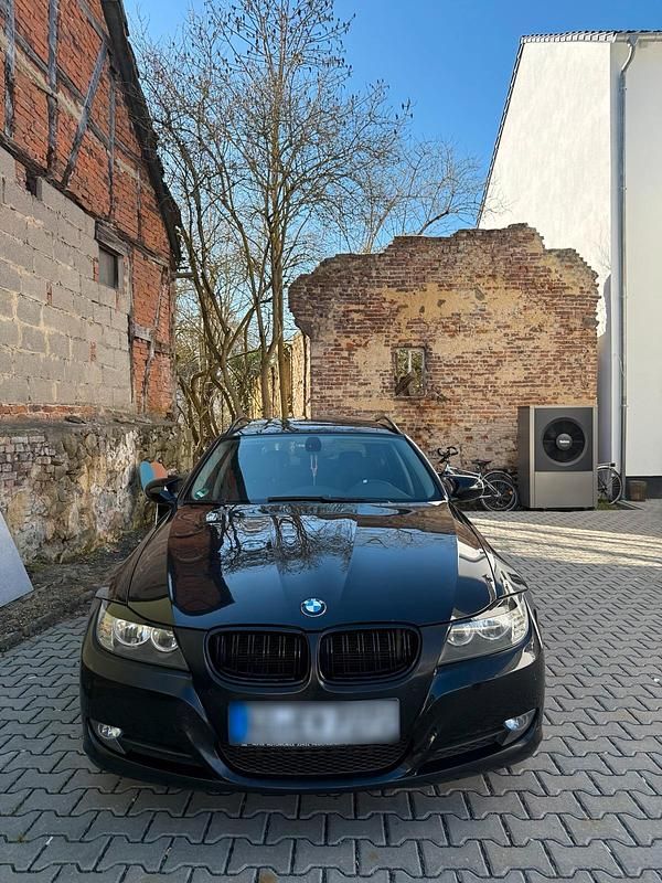 Gebraucht BMW 320 177 PS (130 kW) 2009 Schwarz Limousine
