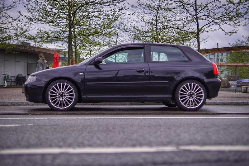 Schwarz Gebraucht 2002 Audi A3 S-Line Kleinwagen | 1.250 € (Superpreis) - Bild 1/4