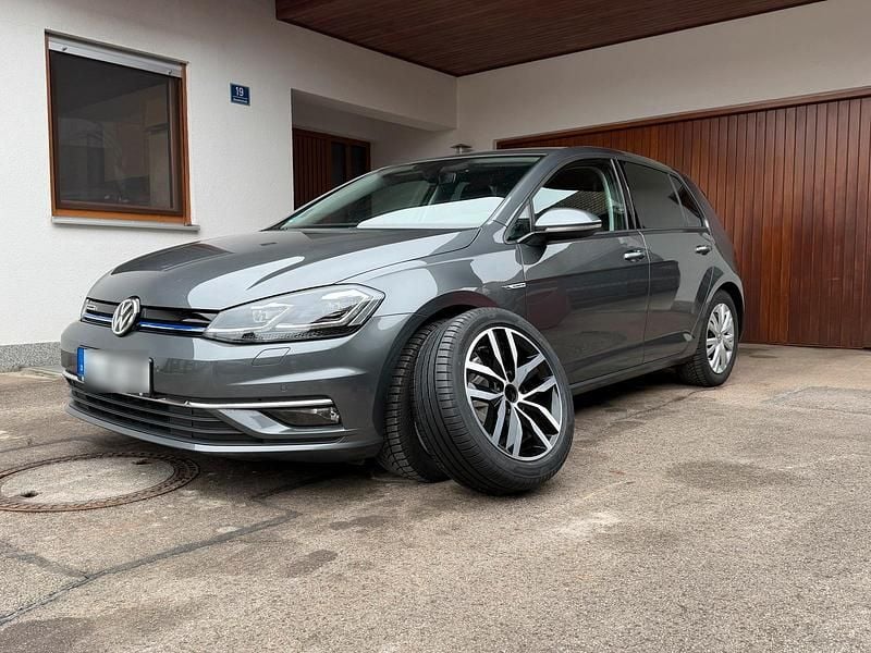 Gebraucht VW Golf VII 131 PS (96 kW) 2019 Grau Limousine