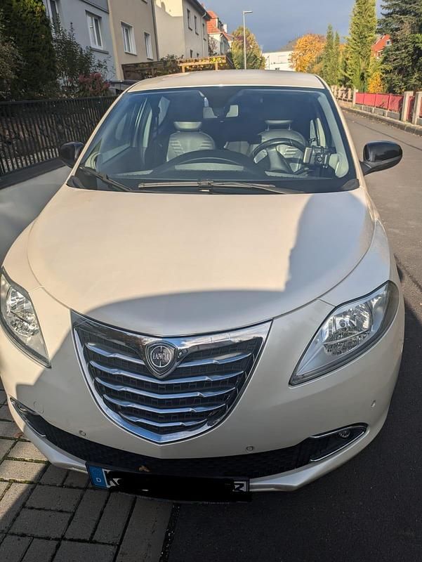 Weiß Gebraucht 2012 Lancia Ypsilon Platinum Kleinwagen | 3.500 € (Fairer Preis) - Bild 1/4