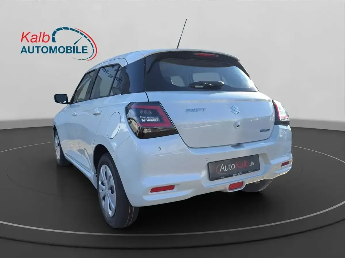 Neu Suzuki Swift Club 83 PS (61 kW) 2026 Pure white pearl metallic Kleinwagen