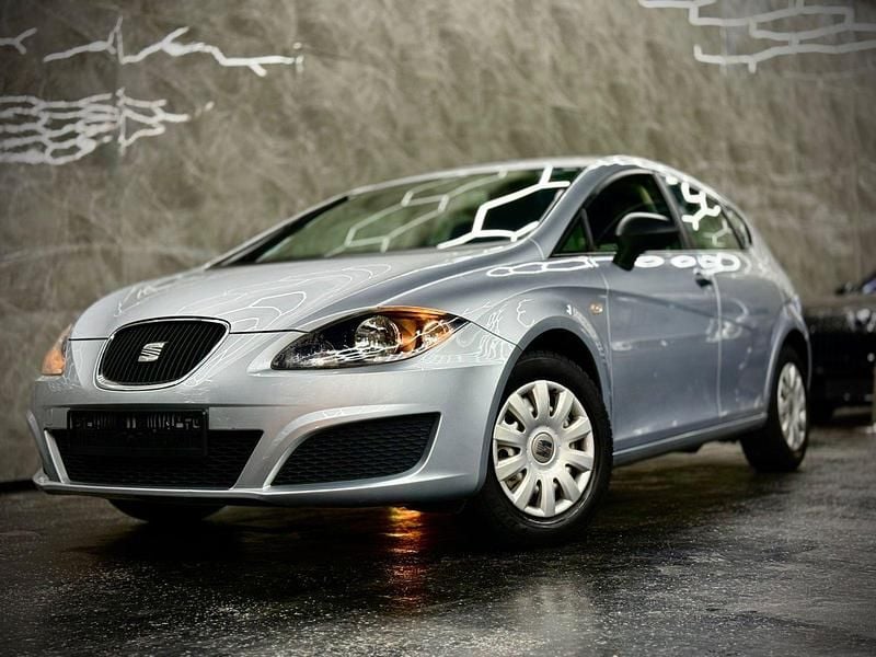 Usado Seat Leon 86 CV (63 kW) 2012 Plateado Utilitario