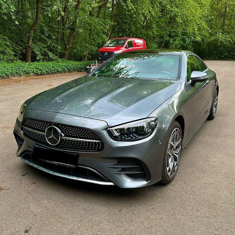 Grau Gebraucht 2021 Mercedes E450 Coupé | 50.700 € (Guter Preis) - Bild 1/4