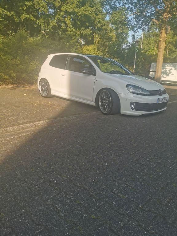 Weiß Gebraucht 2012 VW Golf VI Edition Kleinwagen | 13.500 € (Fairer Preis) - Bild 1/4