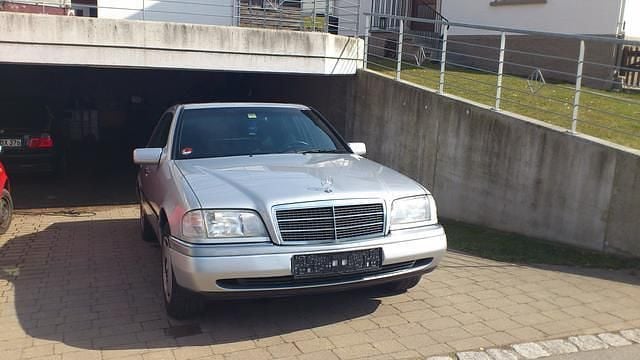 Gebraucht Mercedes 220 95 PS (69 kW) 1996 Silber Limousine