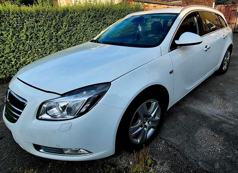 Weiß Gebraucht 2011 Opel Insignia Kombi | 1.750 € (Superpreis) - Bild 1/4
