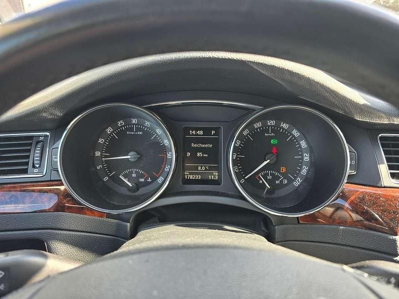 Gebraucht Skoda Superb Elegance 140 PS (102 kW) 2011 Schwarz Limousine