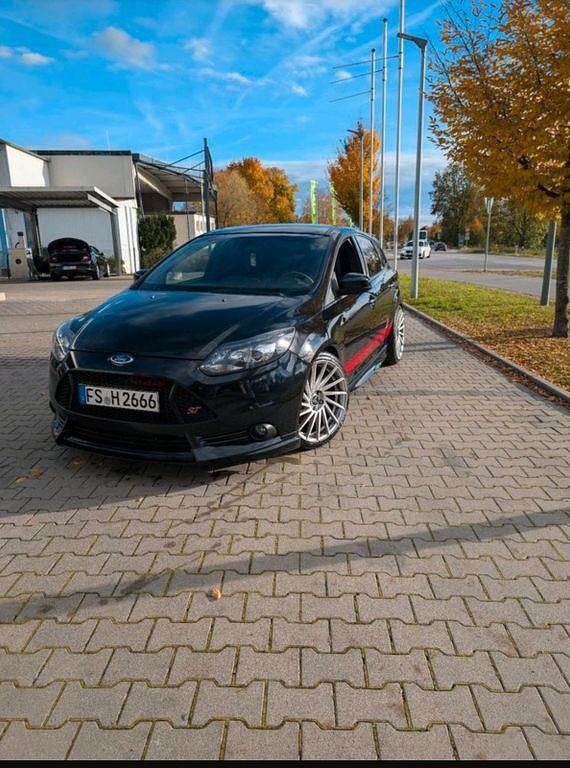 Gebraucht Ford Focus ST 250 PS (183 kW) 2014 Schwarz Limousine
