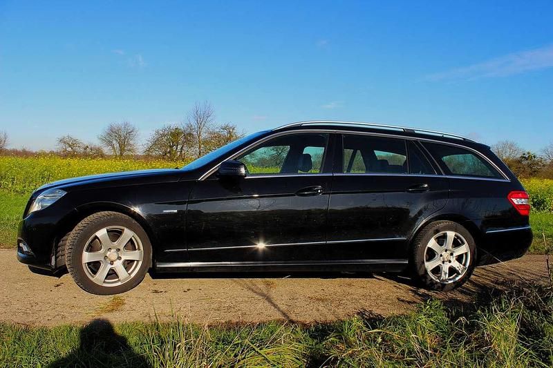 Schwarz Gebraucht 2010 Mercedes E250 Kombi | 8.900 € (Fairer Preis) - Bild 1/4