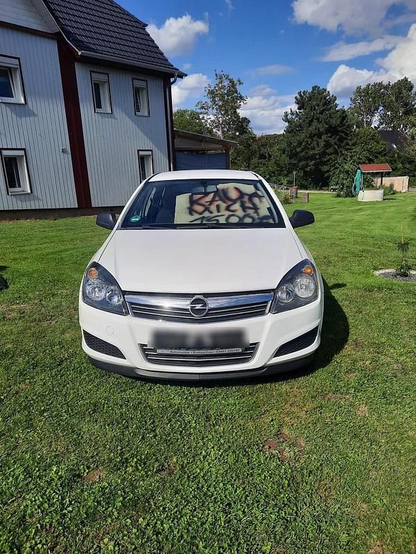Weiß Gebraucht 2010 Opel Astra Kombi | 1.500 € (Guter Preis) - Bild 1/4