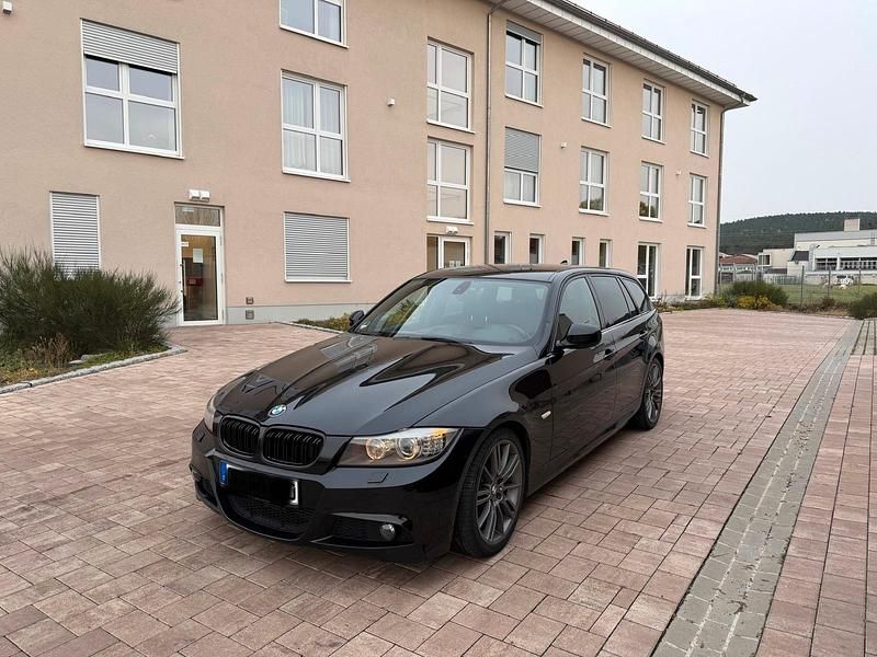 Schwarz Gebraucht 2011 BMW 320 M Sport Kombi | 8.990 € (Teuer) - Bild 1/4