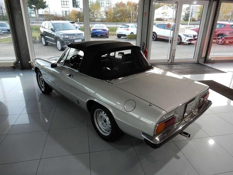 Grigio chiaro metallizato Gebraucht 1983 Alfa Romeo Spider Cabrio | 38.990 € - Bild 1/4