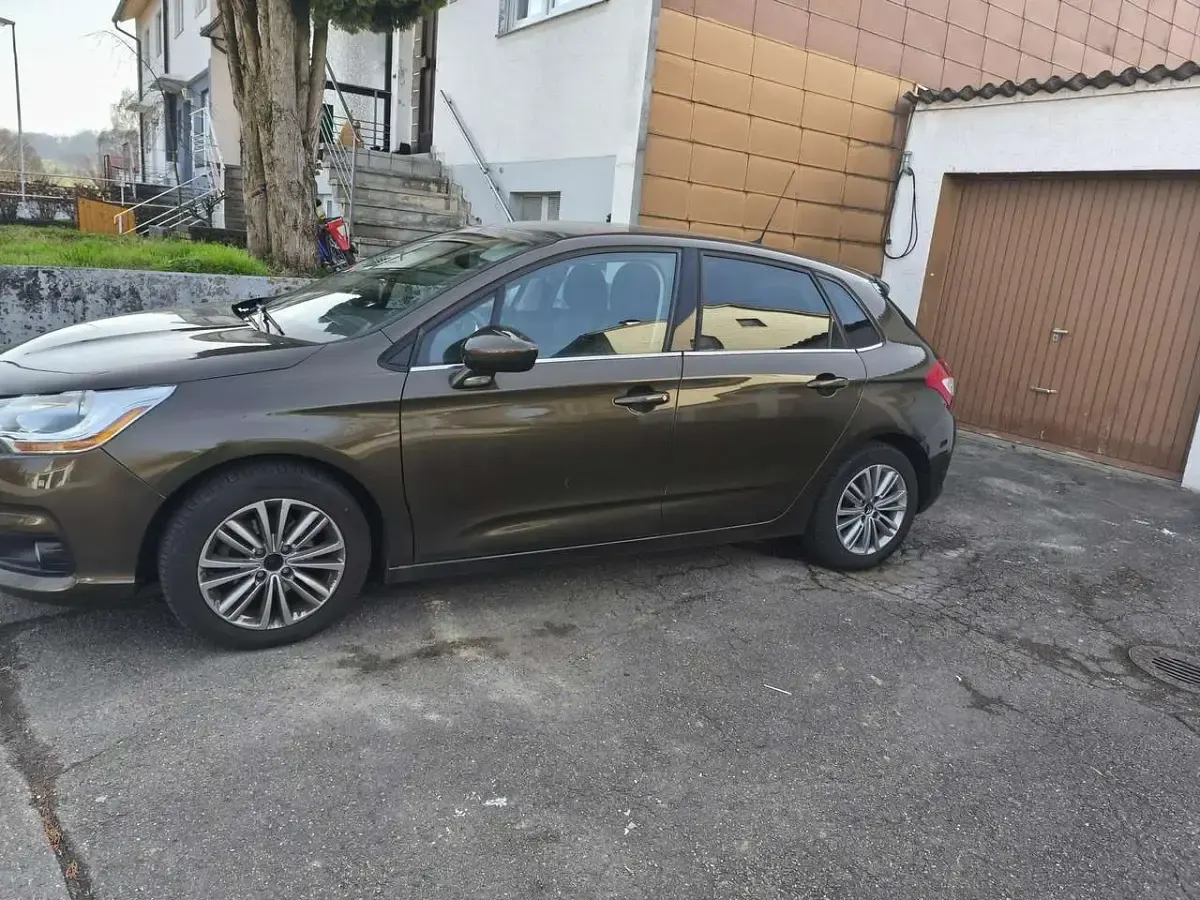 Gebraucht Citroën C4 Tendance 120 PS (88 kW) 2012 Braun Limousine