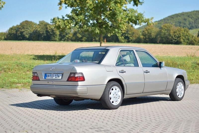 Second-hand Mercedes E280 193 CP (141 kW) 1994 Argintiu Berlinǎ