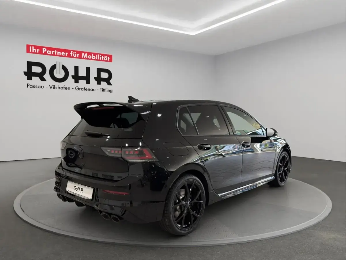 Second-hand VW Golf VIII Black Edition 333 CP (244 kW) 2025 Negru Berlinǎ