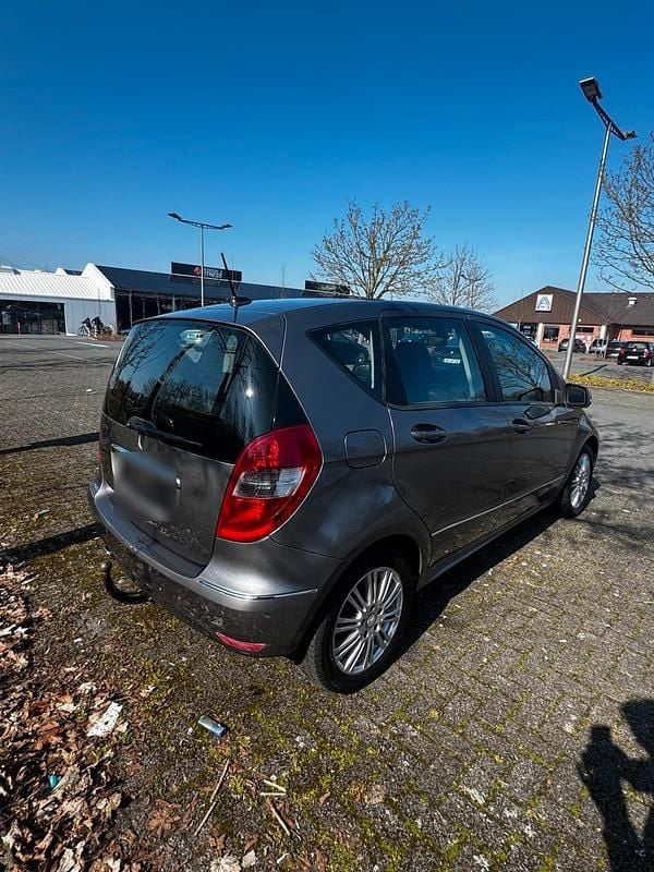 Gebraucht Mercedes A180 109 PS (80 kW) 2011 Silber Kleinwagen