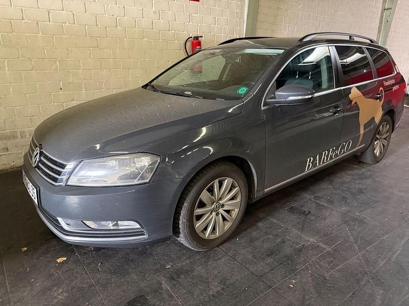 Grau Gebraucht 2012 VW Passat Comfortline Kombi | 3.900 € (Superpreis) - Bild 1/4
