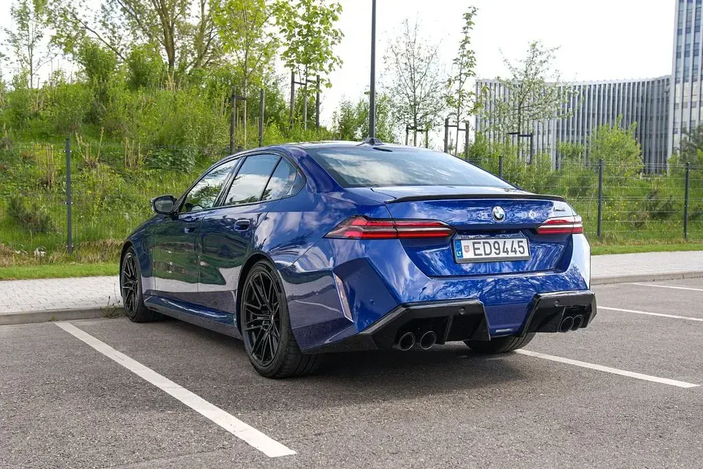 Używany BMW M5 Performance 727 KM (534 kW) 2025 Niebieski Sedan/Limuzyna