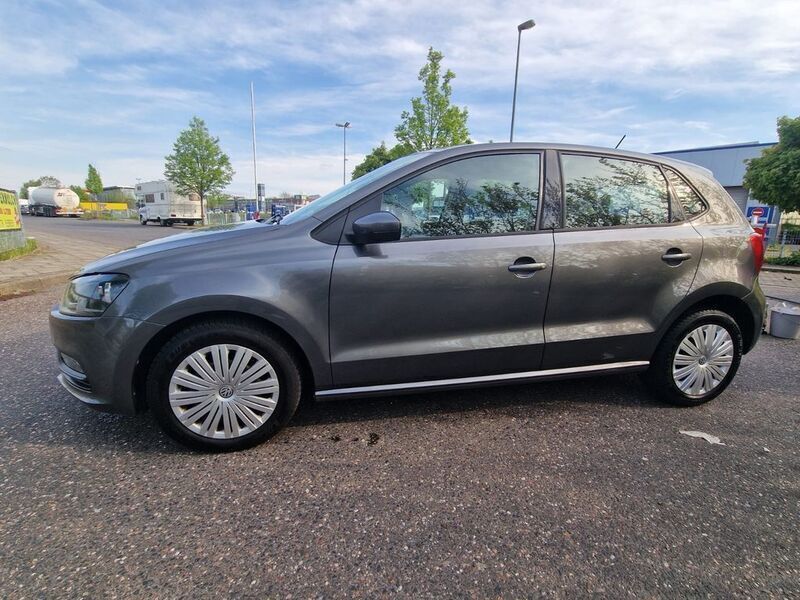 Grau Gebraucht 2015 VW Polo Trendline Limousine | 7.500 € (Guter Preis) - Bild 1/4