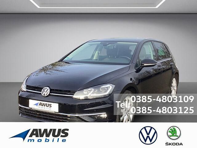 Schwarz / deep black (metallic) Gebraucht 2019 VW Golf VII Highline Limousine | 21.990 € (Fairer Preis) - Bild 1/2