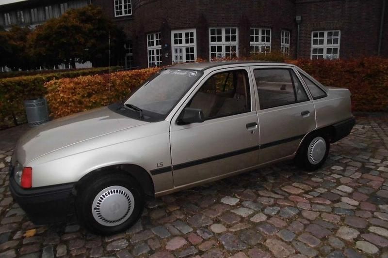 Gebraucht Opel Kadett 75 PS (55 kW) 1986 Gold Limousine