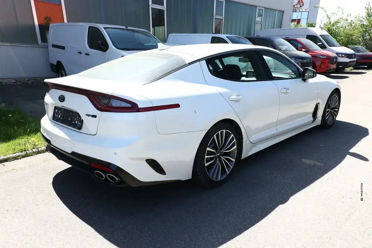 Gebraucht Kia Stinger GT-Line 200 PS (147 kW) 2018 Weiß metallic Kleinwagen