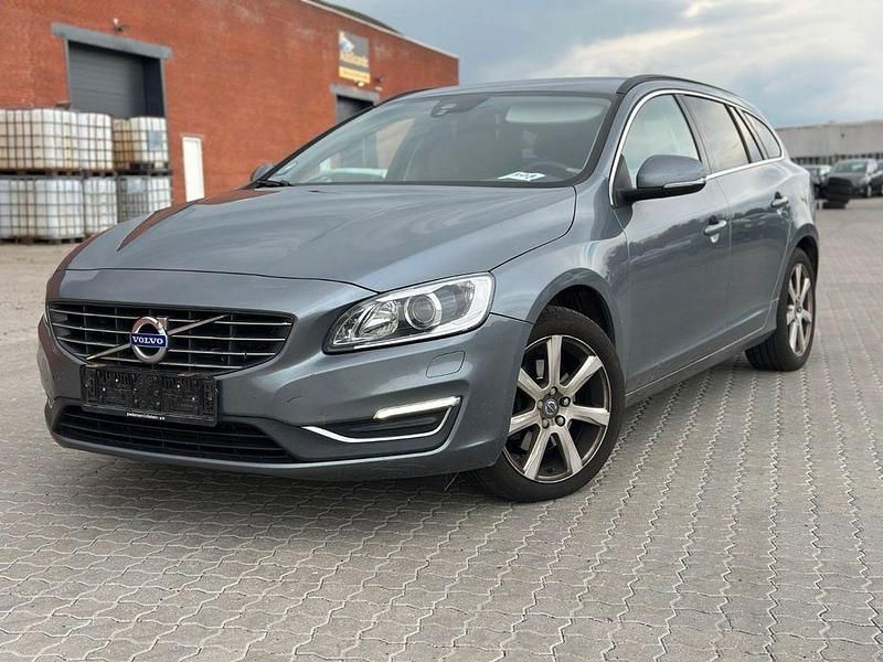 Grau Gebraucht 2018 Volvo V60 Momentum Kombi | 8.900 € (Guter Preis) - Bild 1/4