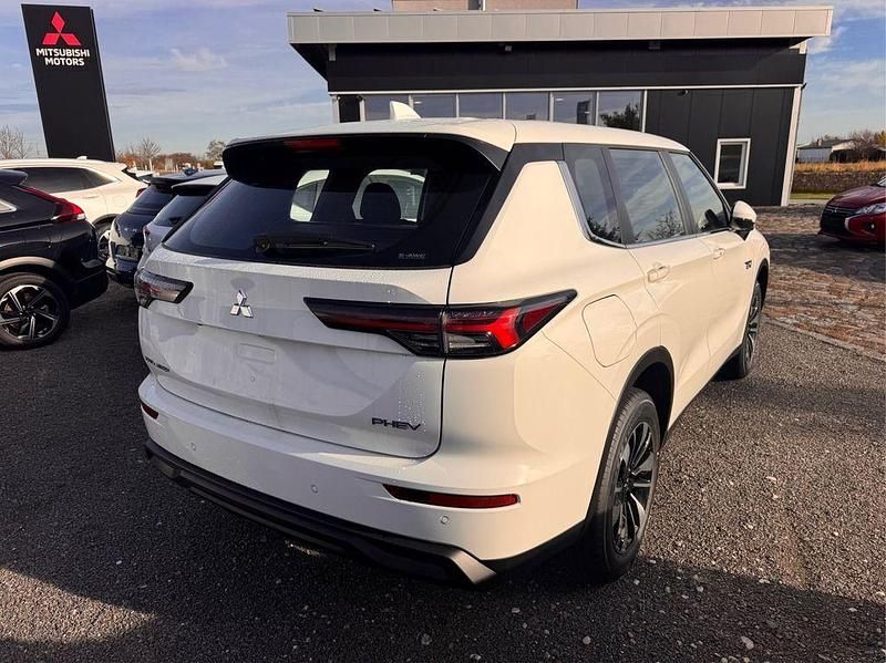 Gebraucht Mitsubishi Outlander P-HEV Basis 136 PS (100 kW) 2025 Weiß SUV