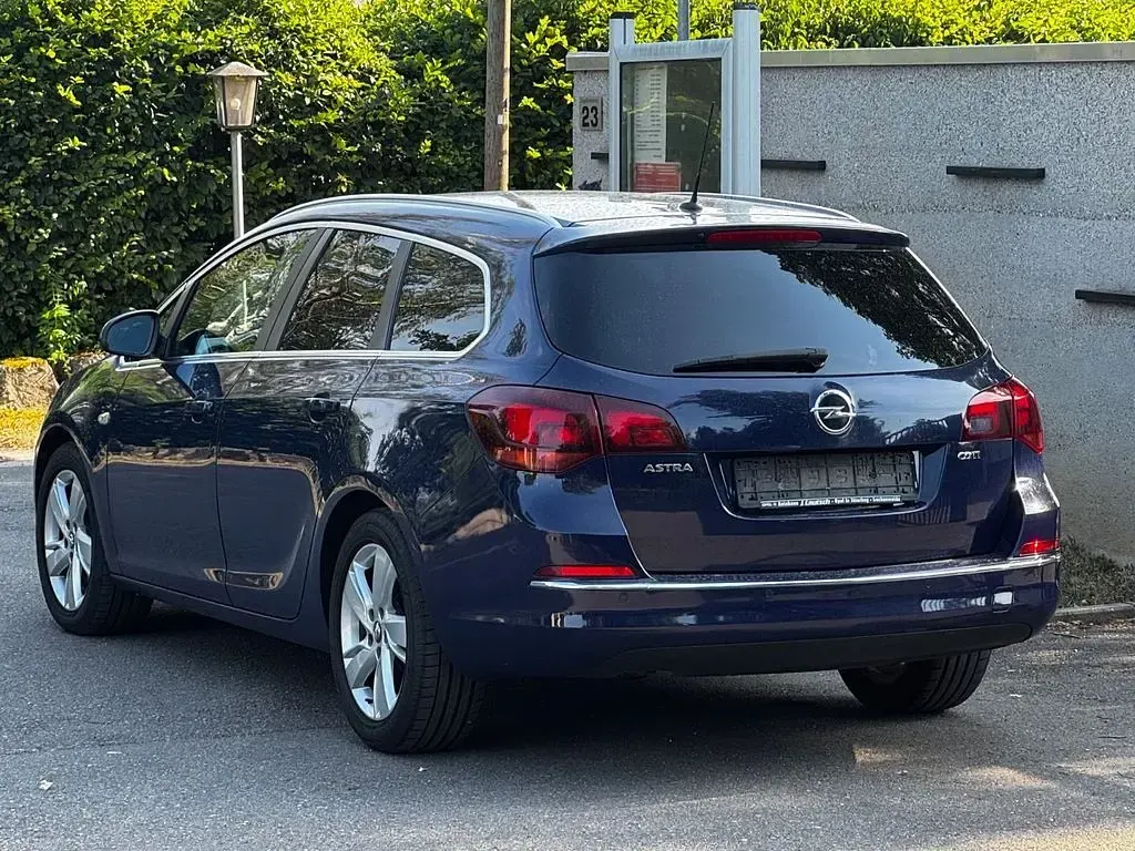 Gebraucht Opel Astra Sport 131 PS (96 kW) 2013 Blau Kombi