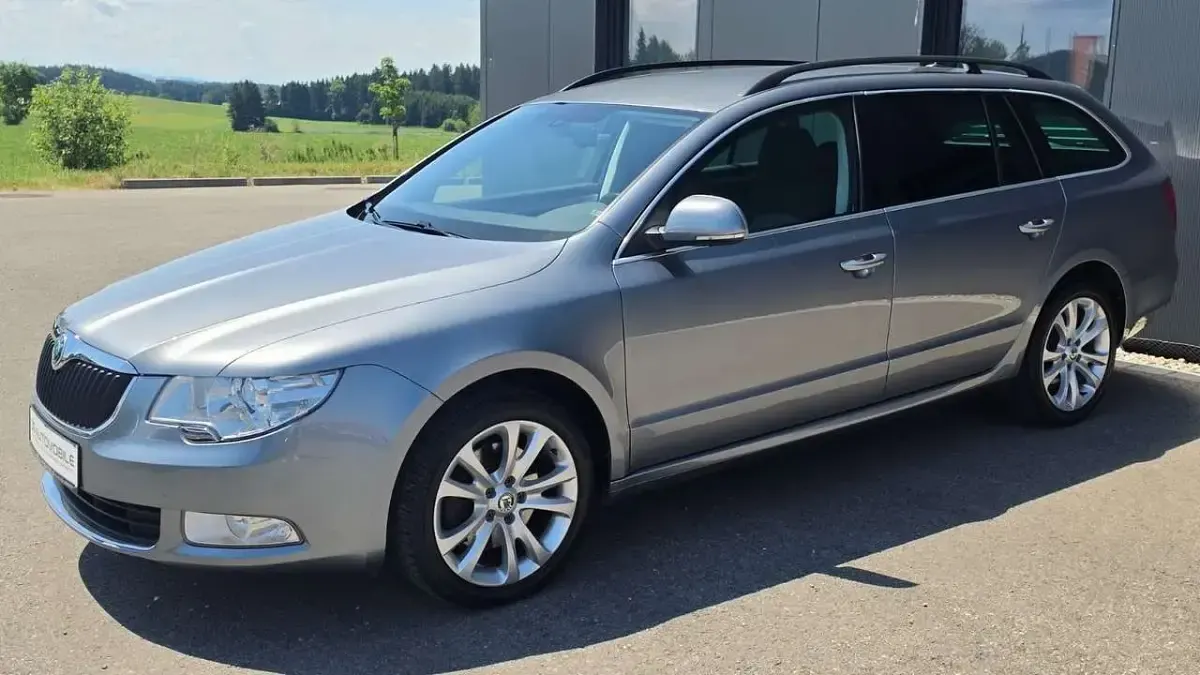 Gebraucht Skoda Superb Exclusive 140 PS (102 kW) 2013 Grau Kombi