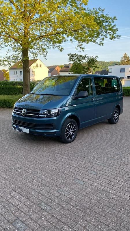 Grün Gebraucht 2017 VW T6 Van | 28.600 € - Bild 1/4