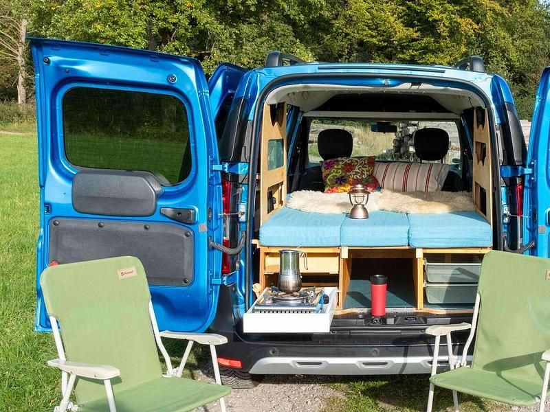 Blau Gebraucht 2021 Dacia Dokker Stepway Van | 18.500 € (Fairer Preis) - Bild 1/4
