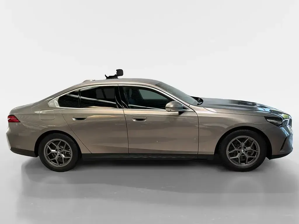 Gebraucht BMW 520 Sport Line 197 PS (144 kW) 2024 Oxidgrau Limousine