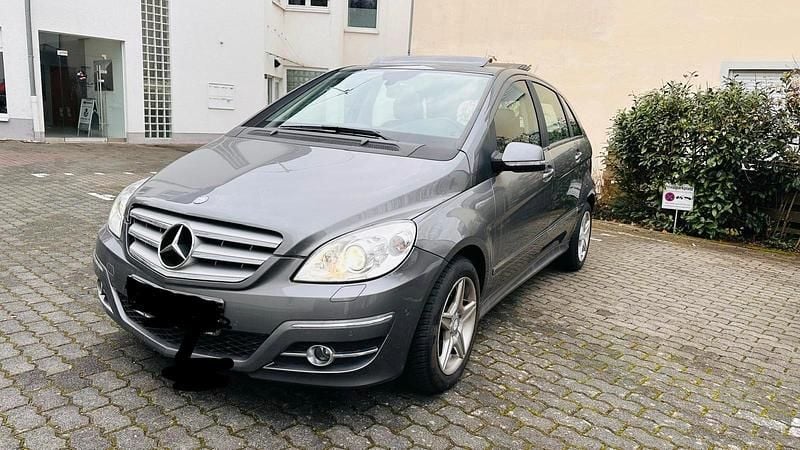 Grau Gebraucht 2011 Mercedes 200 Kleinwagen | 5.600 € (Guter Preis) - Bild 1/4