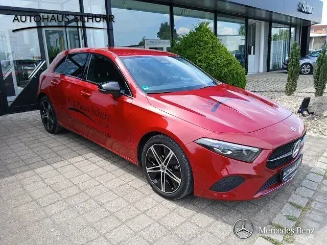 Gebraucht Mercedes A200 Progressive 163 PS (119 kW) 2023 Patagonienrot  lack (metallic) Kleinwagen