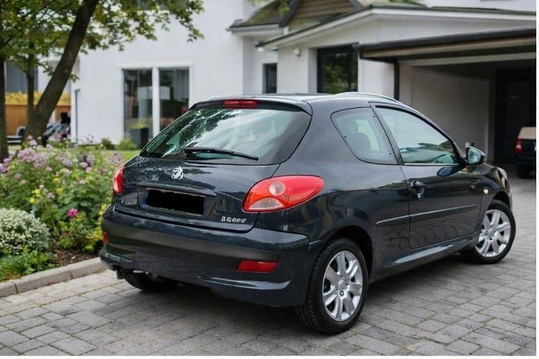 Gebraucht Peugeot 206 60 PS (44 kW) 2011 Schwarz Limousine