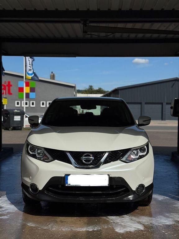 Weiß Gebraucht 2016 Nissan Qashqai SUV | 12.350 € (Etwas zu teuer) - Bild 1/4