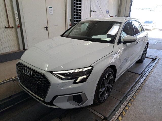 Gletscherweiß metallic (metallic) Gebraucht 2021 Audi A3 Sportback e-tron Ambiente Limousine | 23.800 € (Fairer Preis) - Bild 1/4