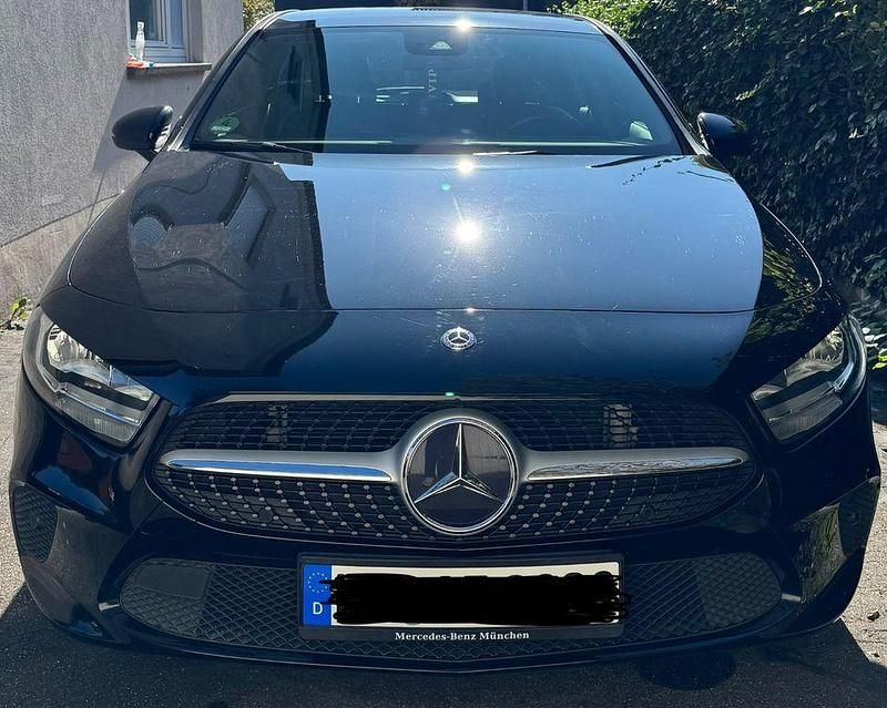 Gebraucht Mercedes A180 116 PS (85 kW) 2019 Schwarz Limousine