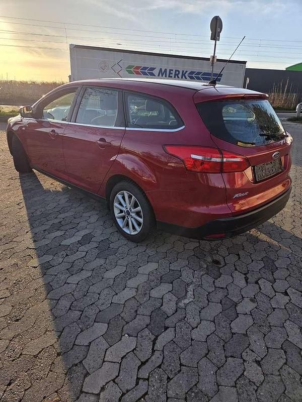 Gebraucht Ford Focus Trend 125 PS (91 kW) 2015 Rot Kombi