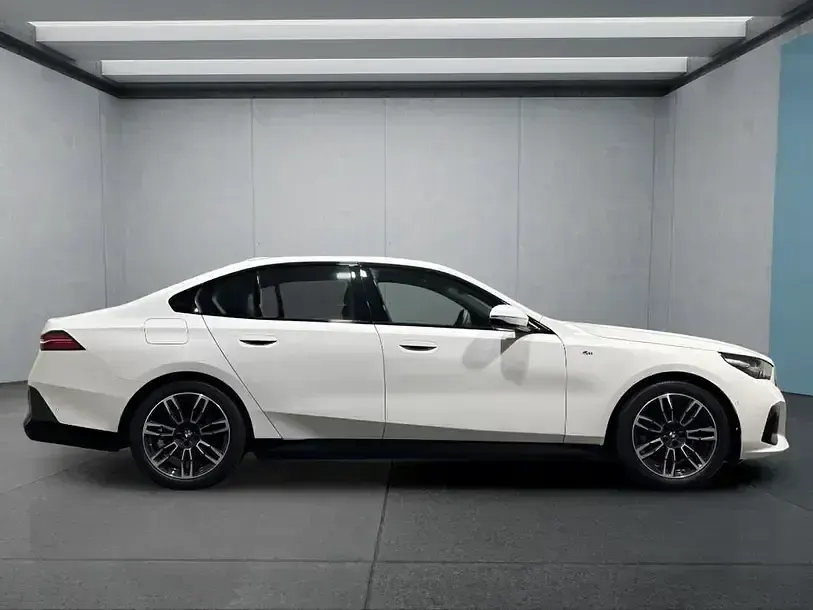 Gebraucht BMW 520 M Sport 197 PS (144 kW) 2024 Weiß Limousine