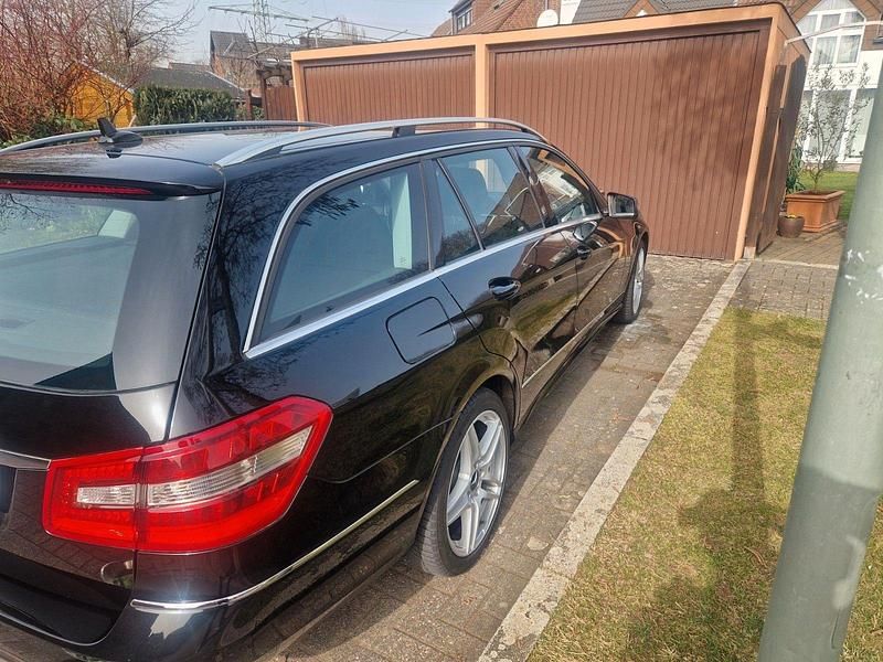 Gebraucht Mercedes E200 Elegance 184 PS (135 kW) 2011 Schwarz Kombi