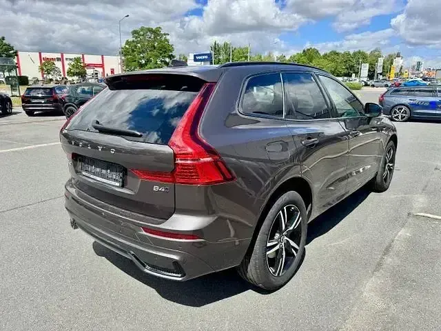 Gebraucht Volvo XC60 R-Design 197 PS (144 kW) 2022 Platinum grey (metallic) SUV