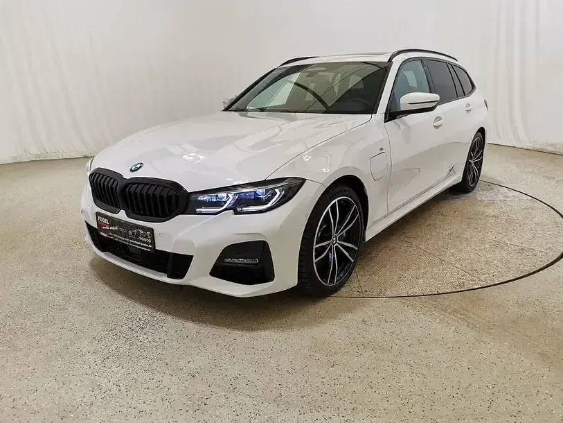 Gebraucht BMW 330e M Sport 292 PS (214 kW) 2021 Alpinweiss iii Kombi