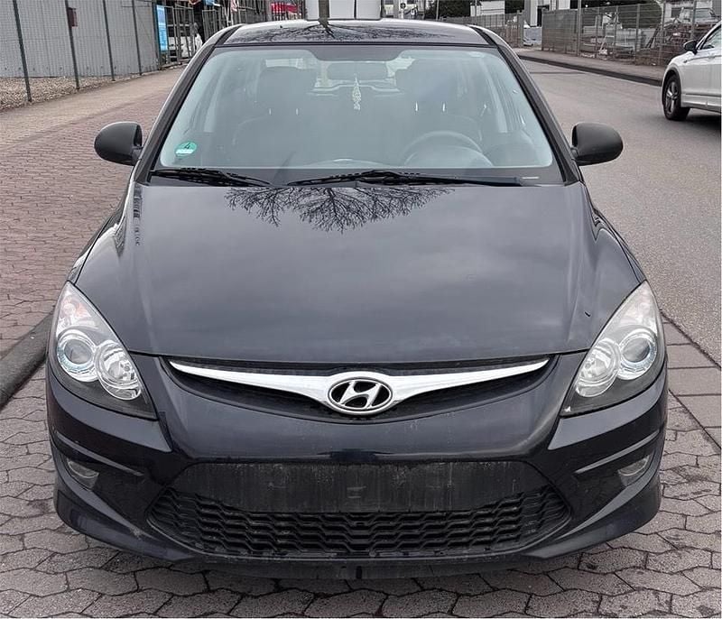 Schwarz Gebraucht 2010 Hyundai i30 Kombi | 1.250 € (Superpreis) - Bild 1/4