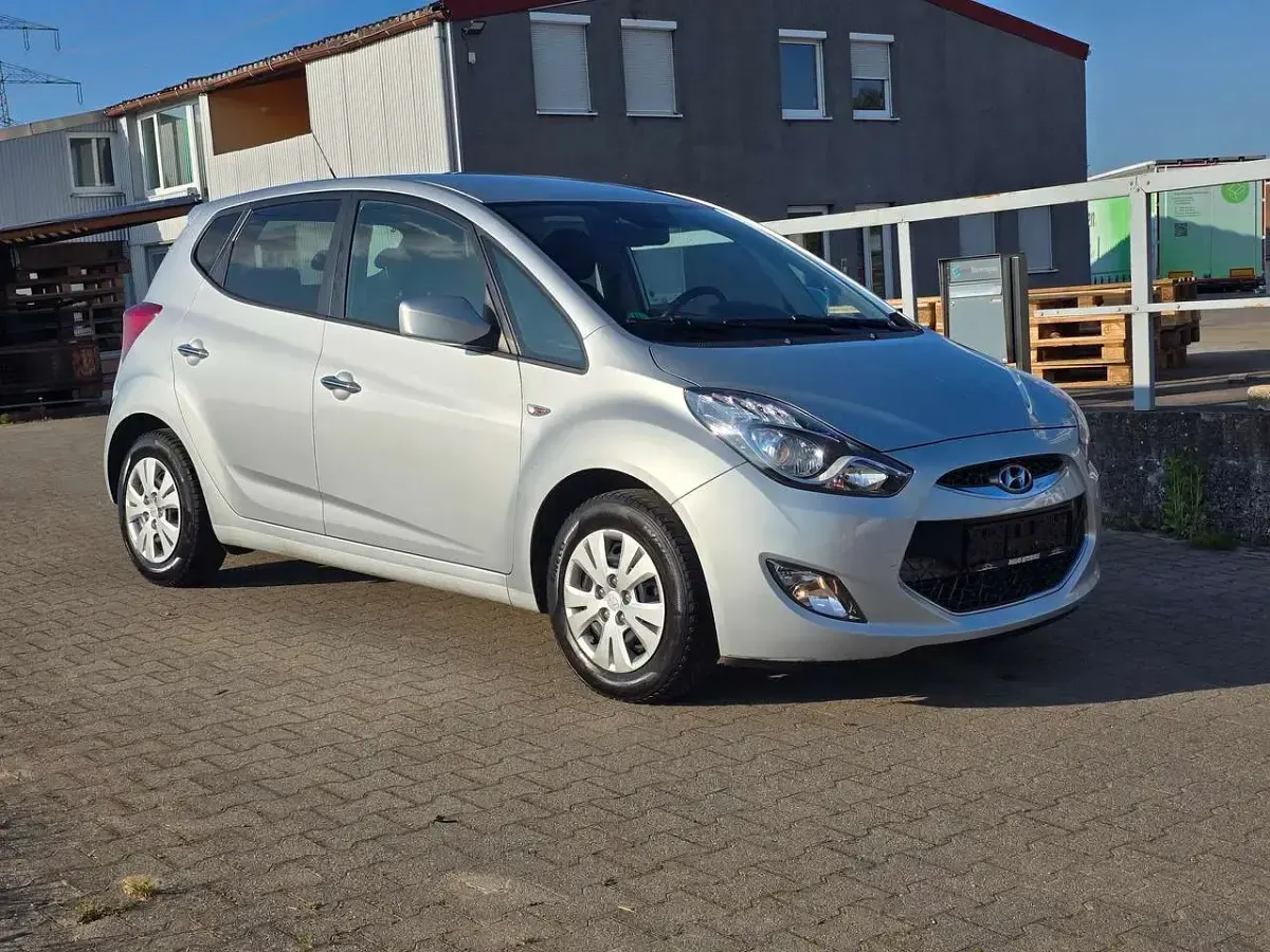 Gebraucht Hyundai ix20 Comfort 90 PS (66 kW) 2011 Grau Kleinwagen